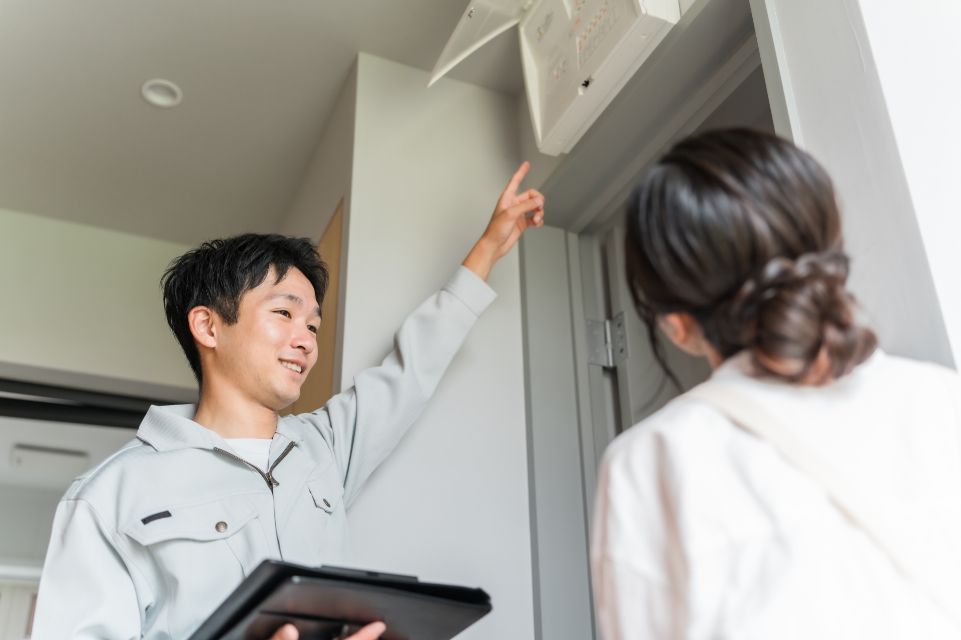 設備を確認しながら見積を作成する作業員