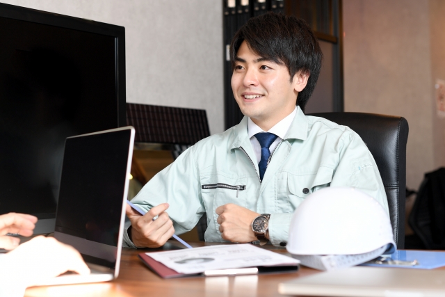 建設見積をPCで作成する現場監督